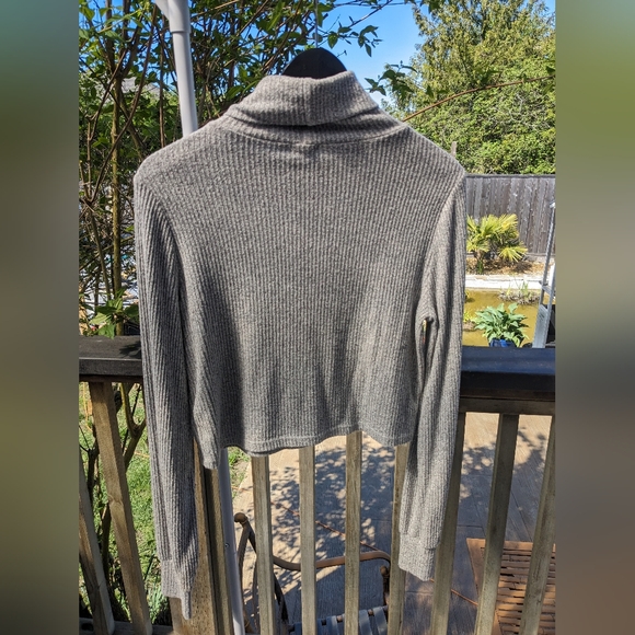 Gray cropped turtle neck - Picture 2 of 3